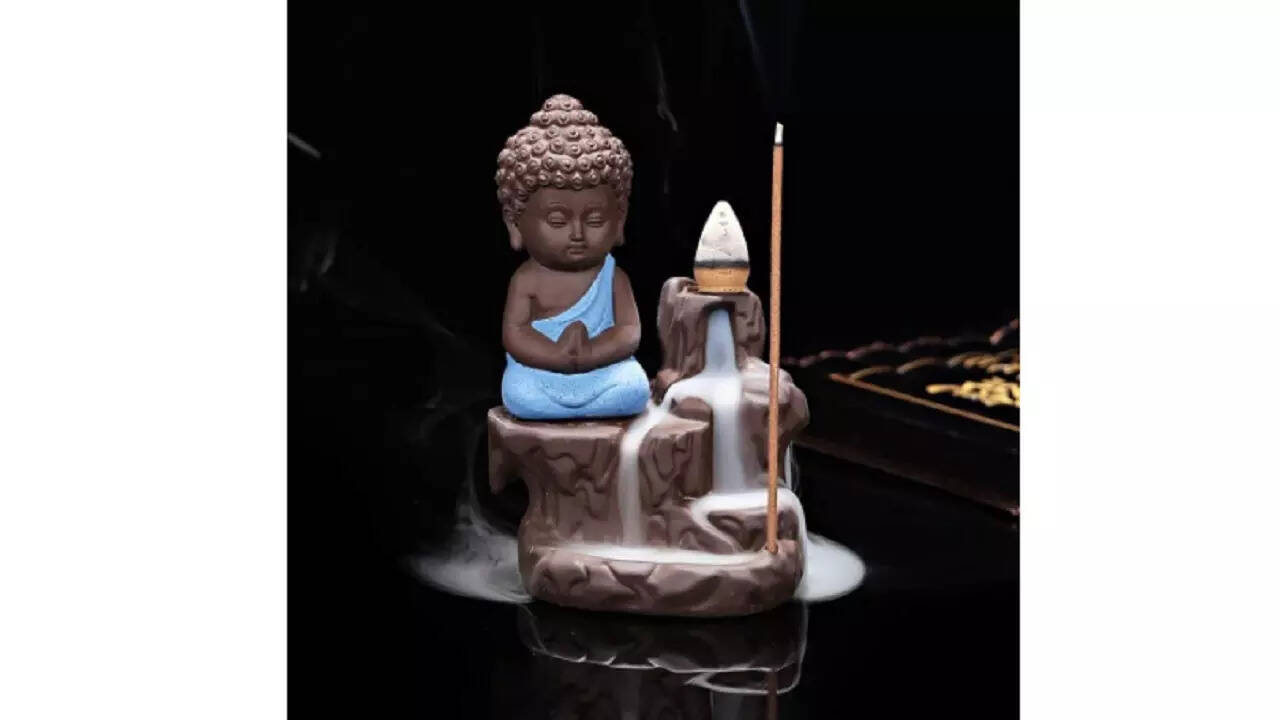 Praying Buddha statue