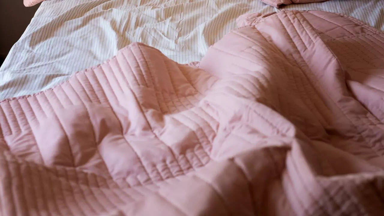 8 Best Quilts For Light Winter Under Rs 1000