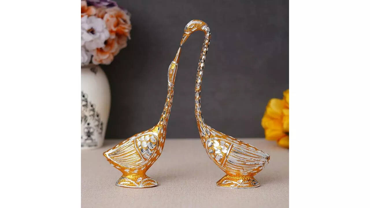 WebelKart Pair of Kissing Swan Showpiece