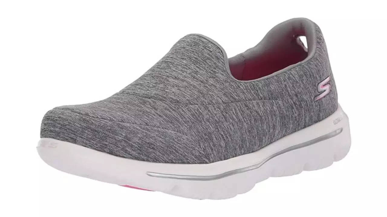 Skechers Womens Go Walk Evolution Ultra-Amaze Sneakers
