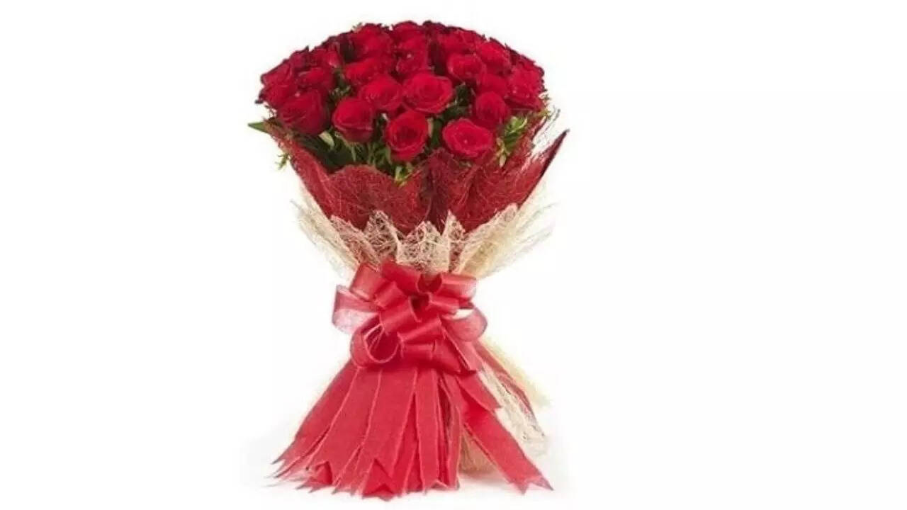 Floral Fantasy Fresh Flower Bouquet (Bunch Of 40 Red Roses)
