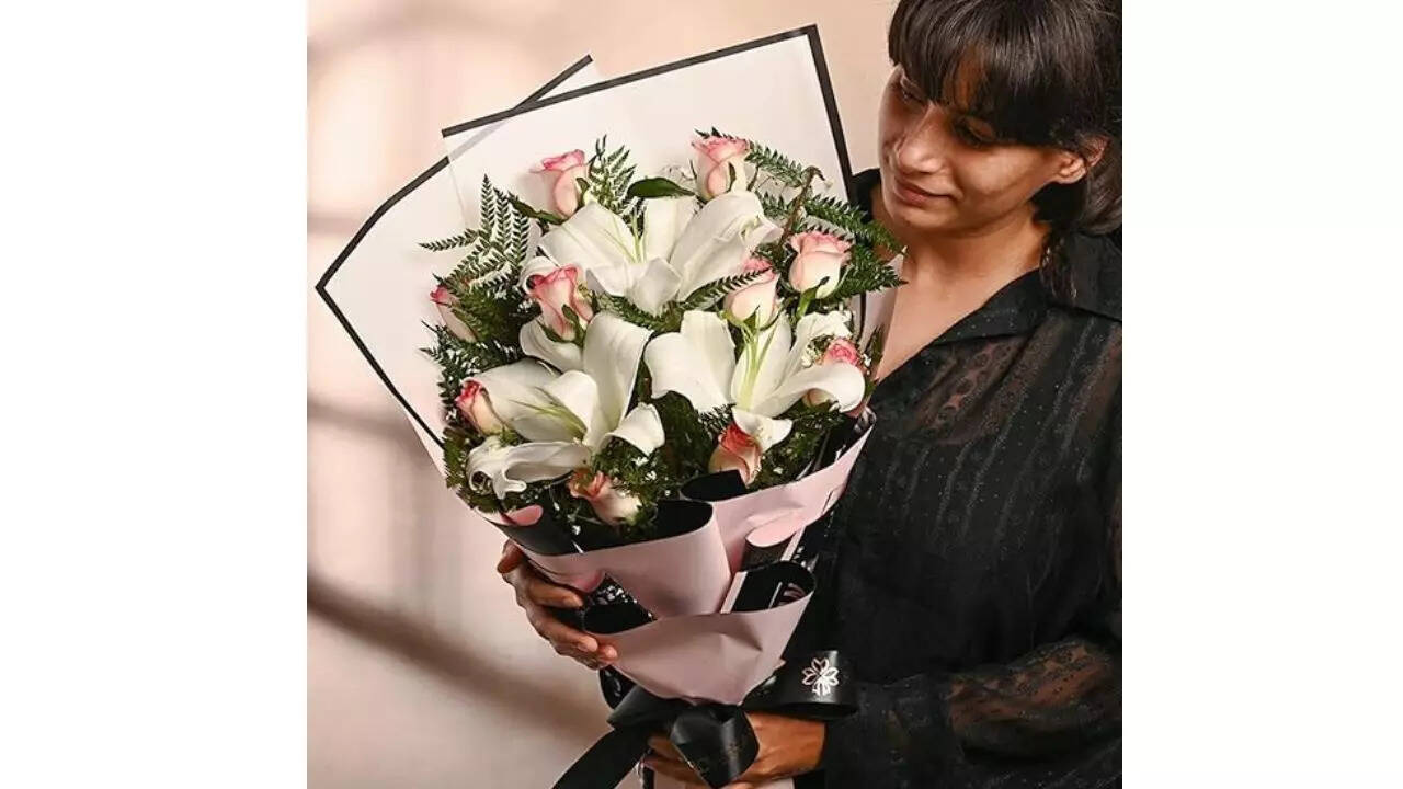 FlowerAura Decorative Bunch of Fresh Live 10 Pink Roses & 1 White Lily Flower Bouquet