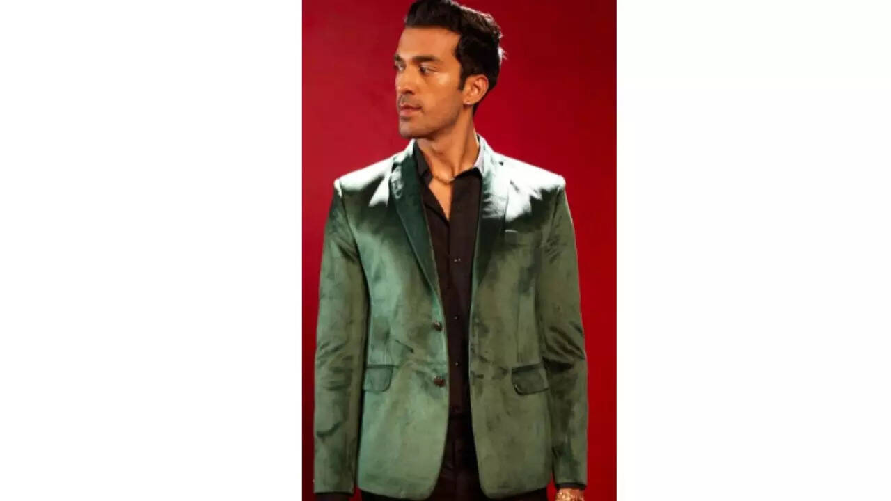 VASTRAMAY Slim Fit Velvet Single-Breasted Blazer Make a statement and embrace something a little different 