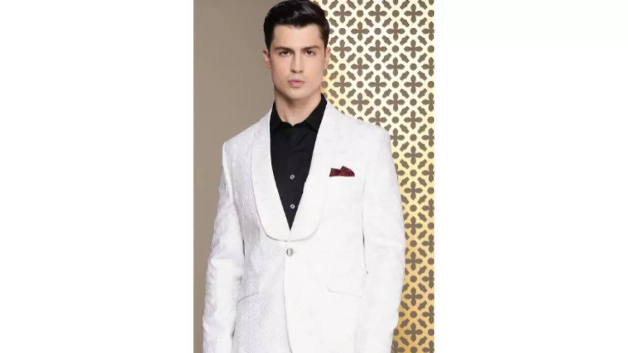 House of Pataudi Tailored Fit Embroidered Sequinned Single-Breasted Party Blazer  