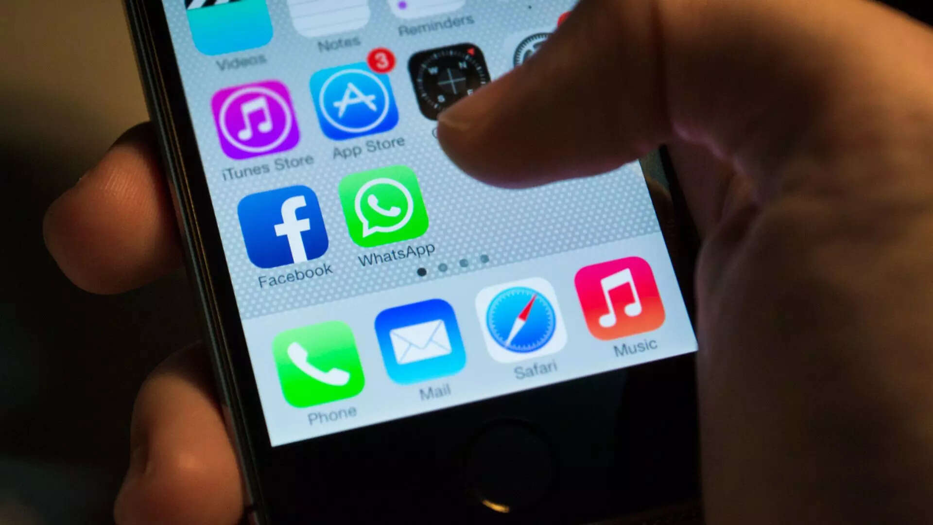 WhatsApp Will Soon Allow Users Add Custom Message When Forwarding Text Report