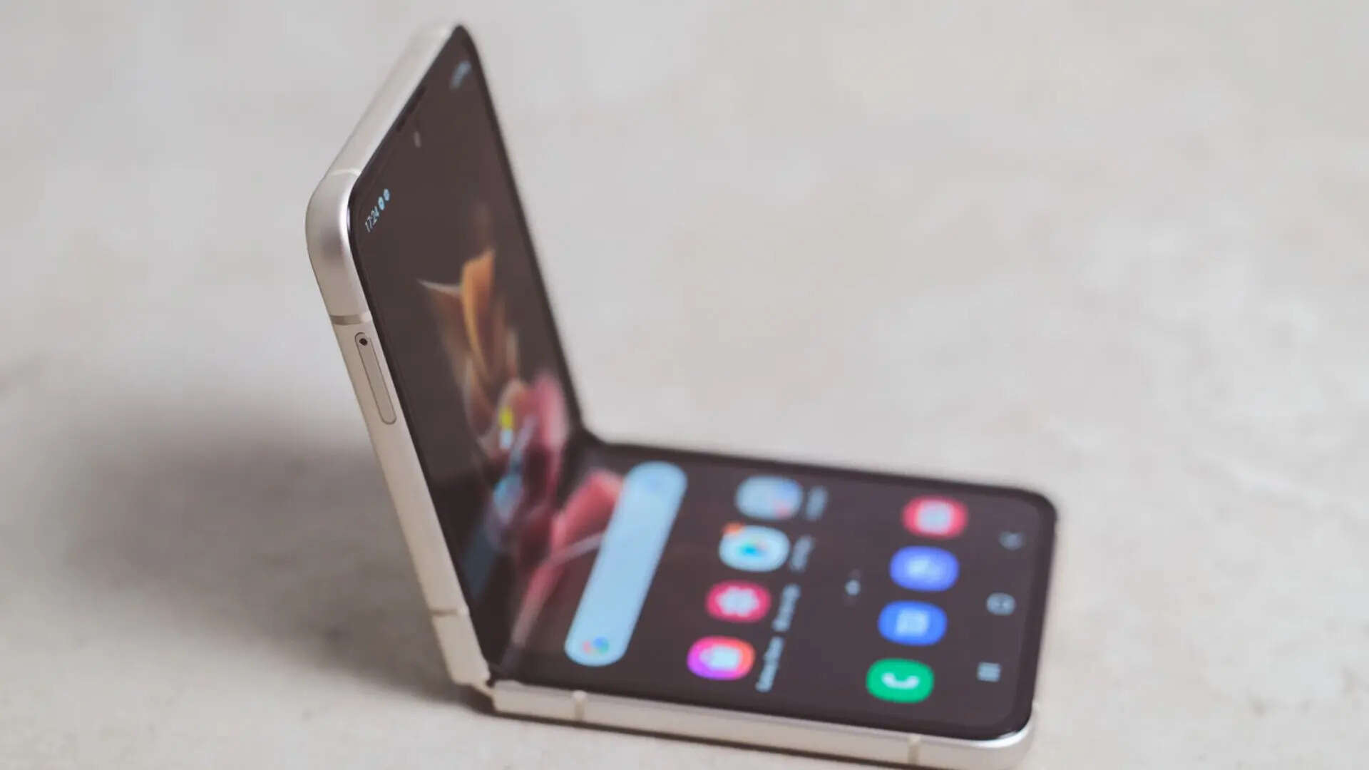 Apple to Make Its Debut in Foldable Phone Market in 2026 Reports