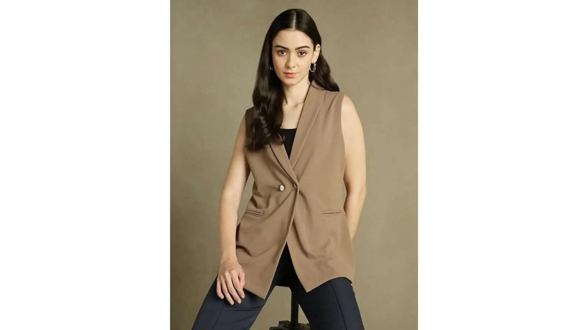 DL Woman Regular Fit Polyester Solid Sleeveless Lapel Collar Blazer 