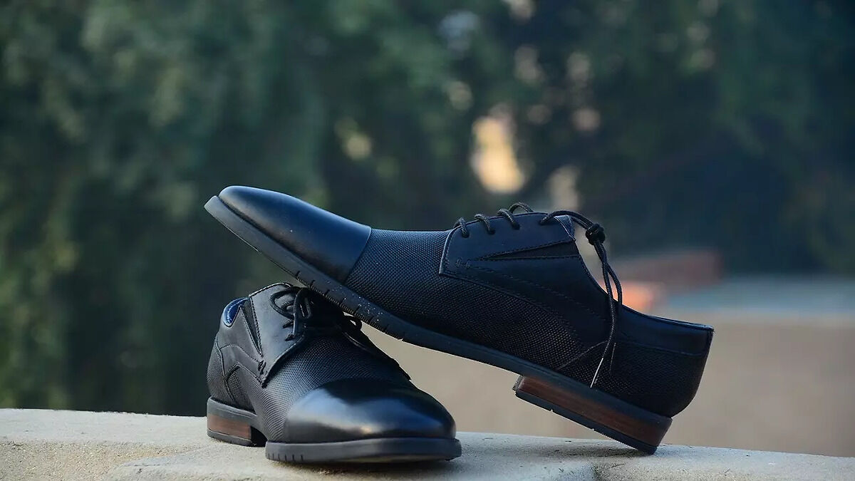 Black formal shoes for men