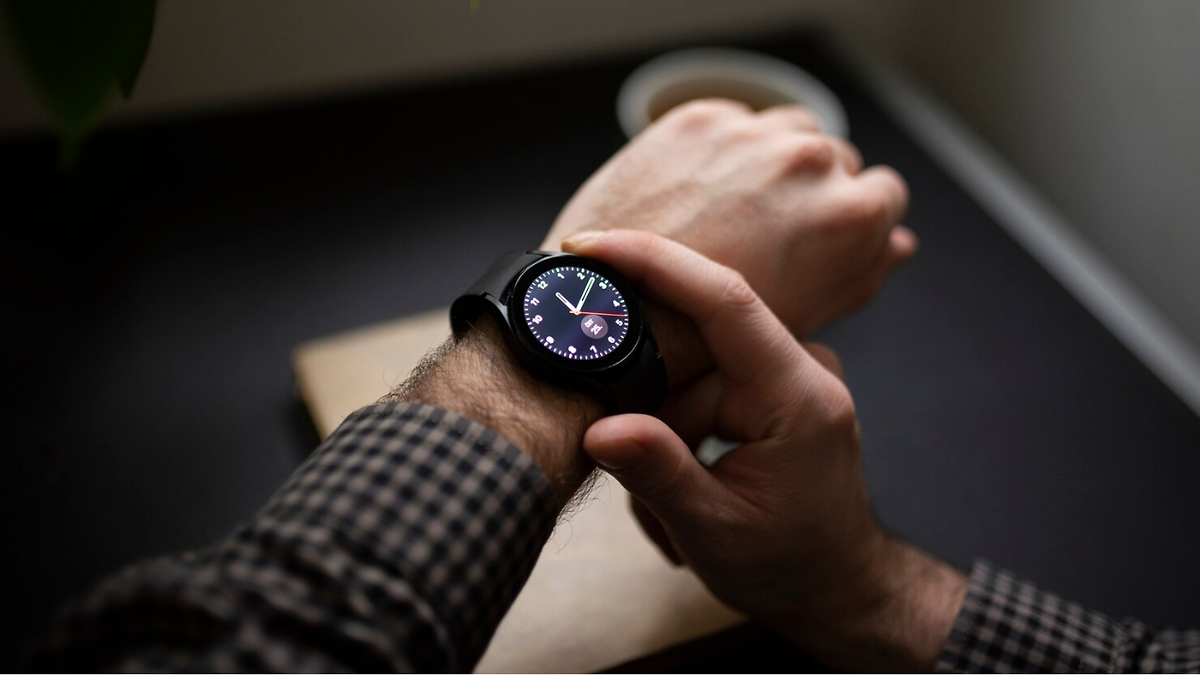 Best Hybrid Men's Smartwatch for Timeless Aesthetic